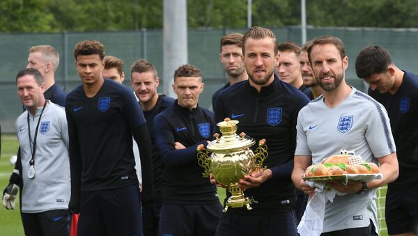 Members of England's national soccer team carry traditional Russian souvenirs before the training session ahead of the World Cup 2018 in Saint Petersburg, Russia, on June 13, 2018 - Sputnik International