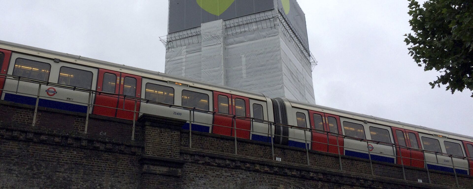 A London Underground train comes to a halt next to Grenfell Tower as a minute's silence is marked on June 14, 2018 - Sputnik International, 1920, 19.08.2022