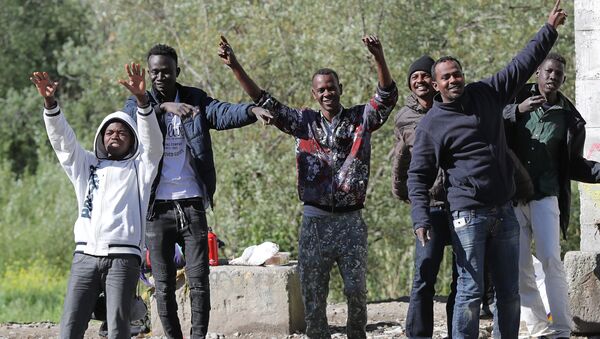 Migrants dance and cheer as they assist at the start of the citizens and solidarity march, in Ventimiglia, an Italian city near the border between Italy and France, on April 30, 2018. Some 60 people, gathered on April 30, 2018 in Ventimiglia at the French and Italian border - Sputnik International