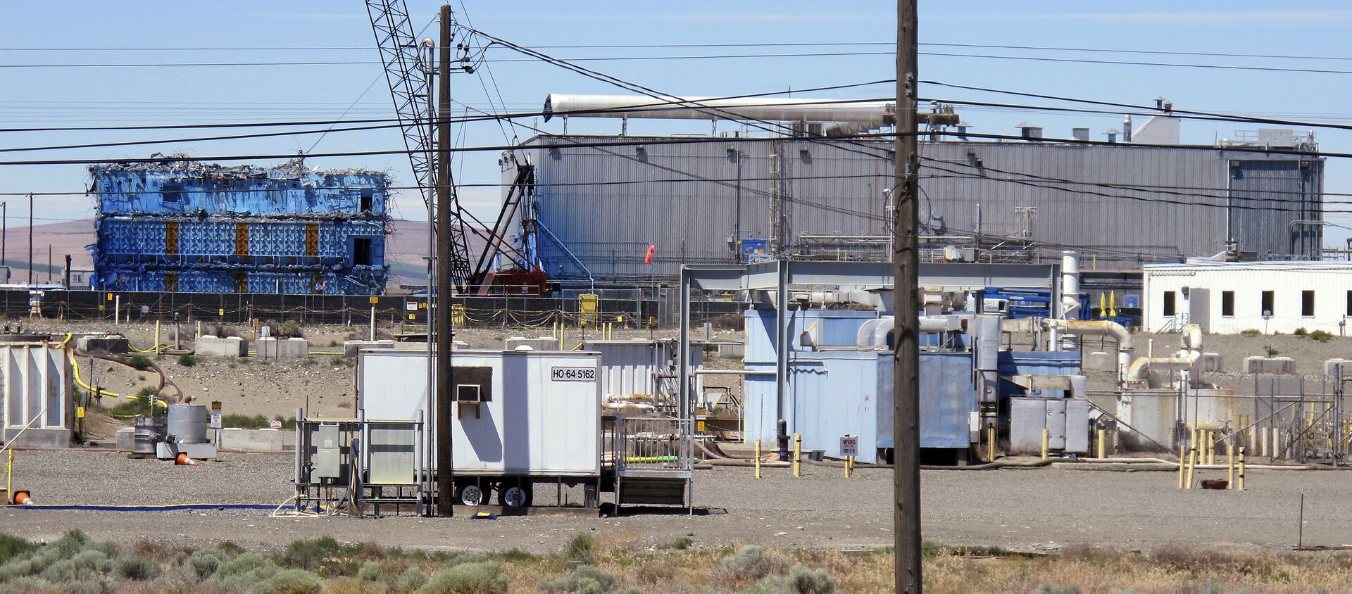 This May 13, 2017, photo shows a portion of the Plutonium Finishing Plant on the Hanford Nuclear Reservation near Richland, Wash. Officials say dozens of workers demolishing the 1940s-era plutonium processing plant there have ingested or inhaled radioactive particles in the past year, prompting a halt to the demolition of the plant until a safe plan can be developed. - Sputnik International, 1920, 14.06.2018