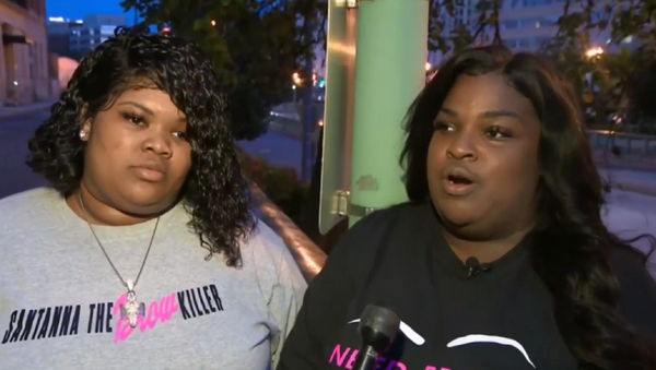 Crystal Davis and her cousin Santanna Neal say they were racially profiled at a Walgreens drug store when they were searched for shoplifted items and police found nothing. - Sputnik International