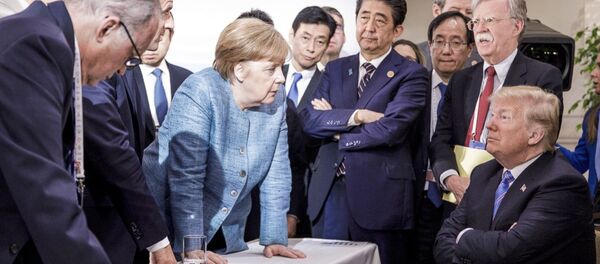 German Chancellor Angela Merkel speaks with US President Donald Trump - Sputnik International