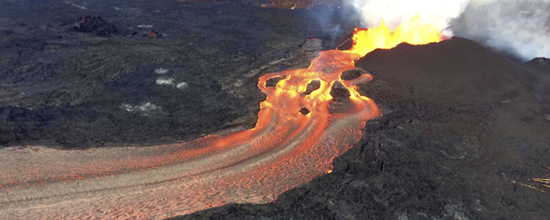 In this Sunday, June 10, 2018 photo from the U.S. Geological Survey, fissure 8 below Kilauea Volcano continues to erupt vigorously with lava streaming through a channel that reaches the ocean at Kapoho Bay on the island of Hawaii . The width of the active part of the lava channel varies along its length, but ranges from about 100 to 300 meters (yards) wide. A clear view of the cinder-and-spatter cone that's building around the vent from ongoing lava fountains can be seen here. - Sputnik International, 1920, 30.05.2022