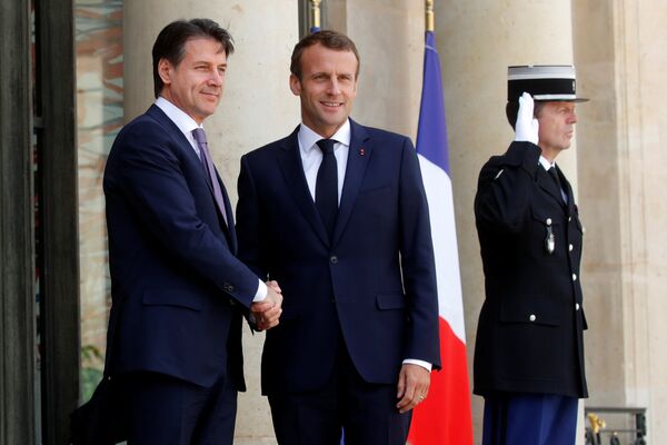 French President Emmanuel Macron welcomes Italian Prime Minister Giuseppe Conte as he arrives for a meeting at the Elysee Palace in Paris, France, June 15, 2018 French President Emmanuel Macron welcomes Italian Prime Minister Giuseppe Conte as he arrives for a meeting at the Elysee Palace in Paris, France, June 15, 2018 - Sputnik International