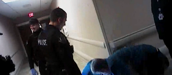 US cops beat unarmed man, mock his injuries in hospital. - Sputnik International