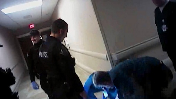 US cops beat unarmed man, mock his injuries in hospital. - Sputnik International