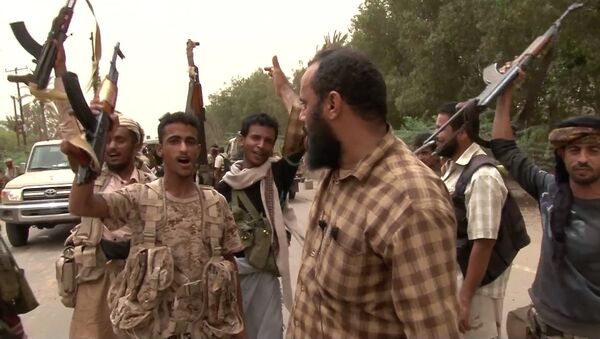 This image grab taken from a AFPTV video shows Yemeni pro-government forces gathering at the south of Hodeida airport, in Yemen's Hodeida province on June 15, 2018 - Sputnik International