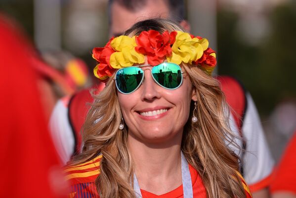 A female fan of Spain's national team smiles ahead of a group stage World Cup match between Spain and Portugal. - Sputnik International