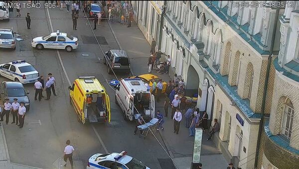 A taxi car rammed into a crowd of people near the Gostiny Dvor shopping center - Sputnik International