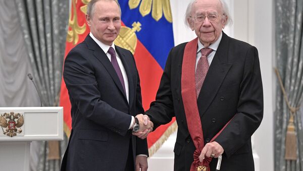Russian President Vladimir Putin presents a medal to conductor Gennady Rozhdestvensky during a state award ceremony in the Kremlin in Moscow, Russia, Wednesday, May 24, 2017 - Sputnik International