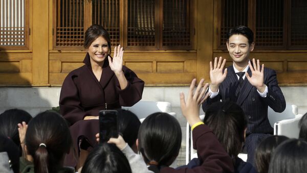 U.S. first lady Melania Trump and Choi Min-ho, a member of South Korean boy band Shinee, wave to South Korean middles school students during Girls Play 2! Initiative, an Olympic public diplomacy outreach campaign, at the U.S. Ambassador's Residence in Seoul, South Korea, Tuesday, Nov. 7, 2017 - Sputnik International