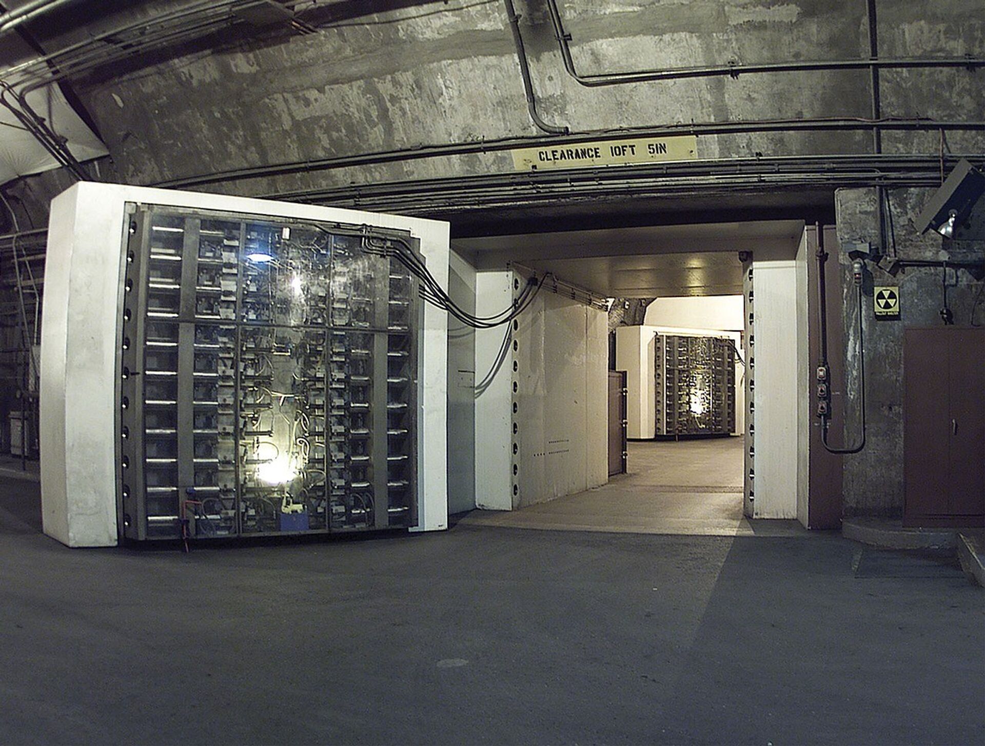 The 25-ton blast door in the Cheyenne Mountain nuclear bunker is the main entrance to another blast door (background) beyond which the side tunnel branches into access tunnels to the main chambers. NORAD, Cheyenne Mountain, Colorado - Sputnik International, 1920, 07.04.2022