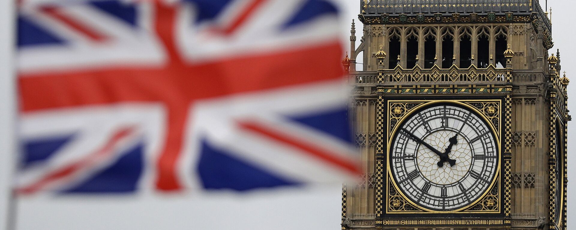 a British flag is blown by the wind near to Big Ben's clock tower in front of the UK Houses of Parliament in central London - Sputnik International, 1920, 29.01.2021