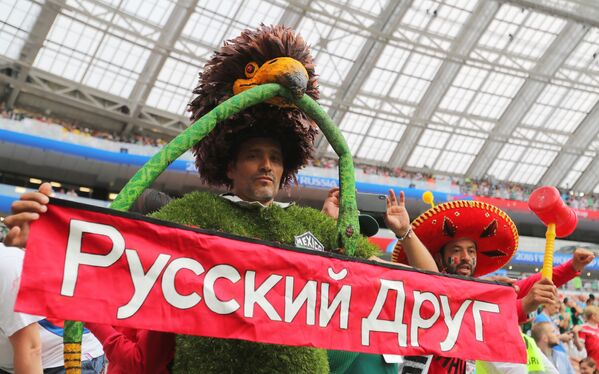 Mexican fan, holding banner Russian Friend - Sputnik International
