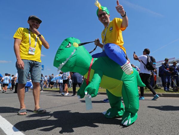 Brazilian fans and their friendly T-Rex - Sputnik International