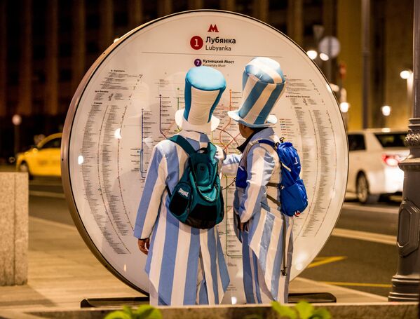 Argentina's fans studying Moscow metro map - Sputnik International