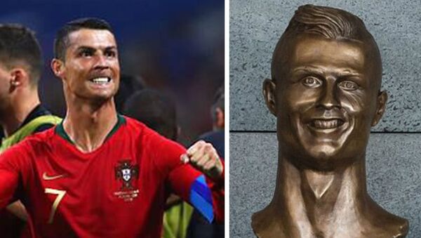 A stolen statue of Cristiano Ronaldo has been replaced yet angry fans are calling for the original to be returned - Sputnik International