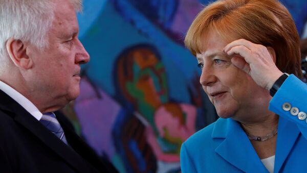 Bundesinnenminister Horst Seehofer (CSU) und Bundeskanzlerin Angela Merkel (CDU) - Sputnik International