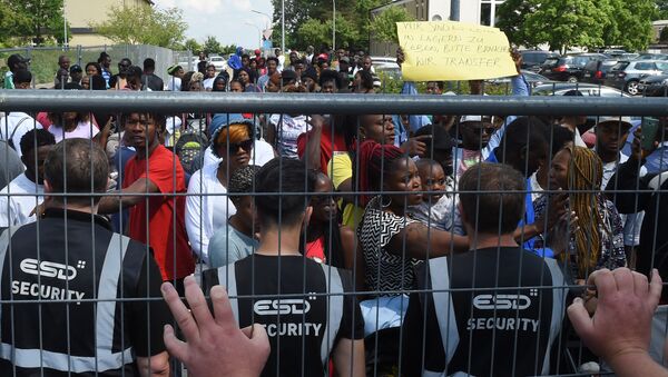 Residents of the Bavarian transit center (Bayerisches Transitzentrum) for asylum seekers protest in front of security officers during a spontaneous demonstration in Manching, near Ingolstadt, southern Germany, on May 15, 2018 - Sputnik International