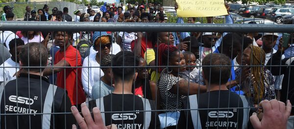 Residents of the Bavarian transit center (Bayerisches Transitzentrum) for asylum seekers protest in front of security officers during a spontaneous demonstration in Manching, near Ingolstadt, southern Germany, on May 15, 2018 - Sputnik International