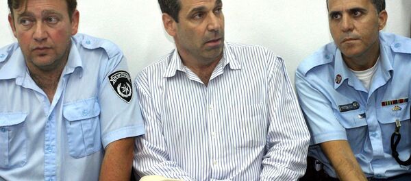 Former Israeli energy minister Gonen Segev (C) appears at the Tel Aviv district tribunal 22 April 2004 - Sputnik International