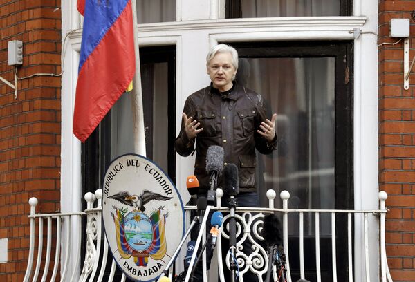 WikiLeaks founder Julian Assange gestures as he speaks on the balcony of the Ecuadorian embassy, in London, Friday May 19, 2017. WikiLeaks founder Julian Assange gestures as he speaks on the balcony of the Ecuadorian embassy, in London, Friday May 19, 2017. - Sputnik International