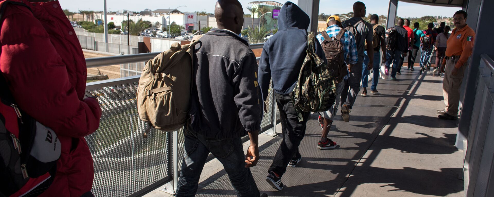 Haitian migrants seeking asylum in the United States, queue at El Chaparral border crossing in the hope of getting an appointment with US migration authorities, in the Mexican border city of Tijuana, in Baja California, on October 7, 2016 - Sputnik International, 1920, 08.03.2021