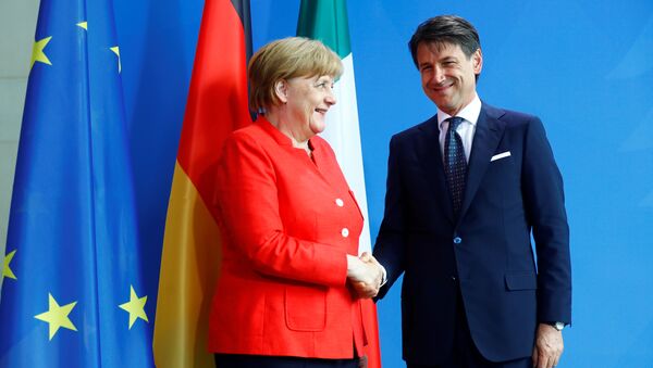 German Chancellor Angela Merkel and Italian Prime Minister Giuseppe Conte shake hands after a news conference at the chancellery in Berlin, Germany, June 18, 2018 - Sputnik International