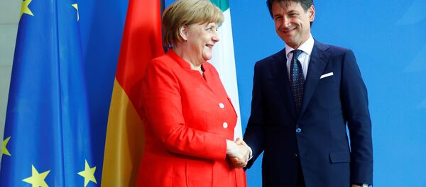 German Chancellor Angela Merkel and Italian Prime Minister Giuseppe Conte shake hands after a news conference at the chancellery in Berlin, Germany, June 18, 2018 - Sputnik International