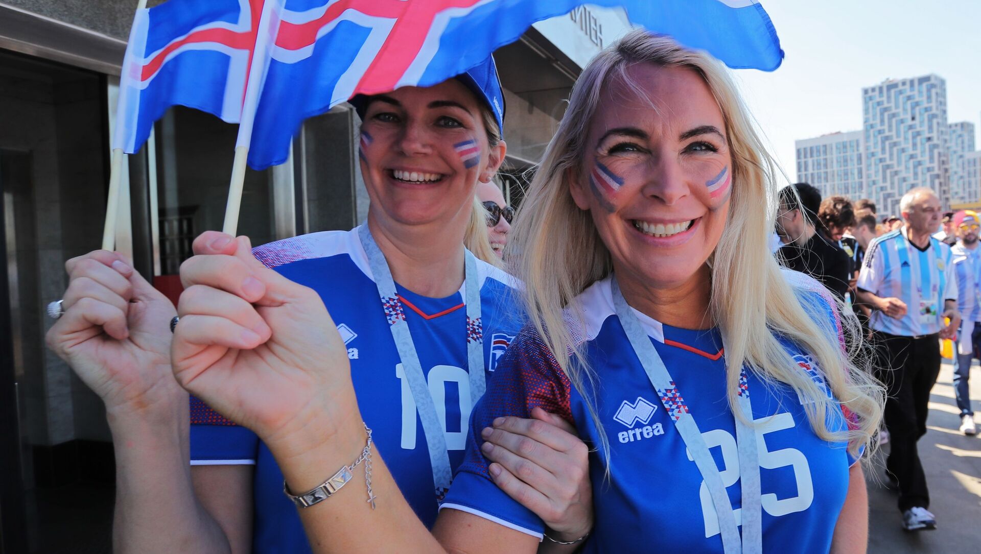 Знаменитые люди исландии. Болельщицы сборной Исландии. Исландские болельщицы ЧМ 2018. Исландские женщины. Исландия люди.
