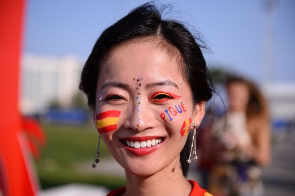 Gettin’ Cheeky With It: Fans Paint Faces With World Cup Countries' Flags - Sputnik International