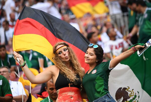 Gettin’ Cheeky With It: Fans Paint Faces With World Cup Countries' Flags - Sputnik International