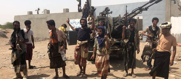 Yemeni pro-government forces backed by the Saudi-led Arab military alliance gather during their fight against Huthi rebels in the area of Hodeida's airport on June 18, 2018 - Sputnik International