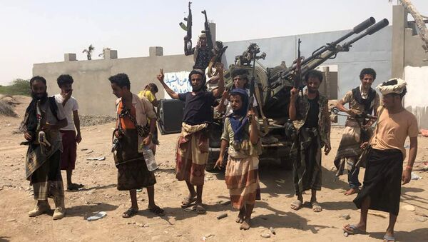 Yemeni pro-government forces backed by the Saudi-led Arab military alliance gather during their fight against Huthi rebels in the area of Hodeida's airport on June 18, 2018 - Sputnik International