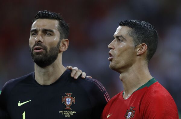 Portugal goalkeeper Rui Patricio (pictured with Cristiano Ronaldo) has signed a four-year contract with Wolves - Sputnik International