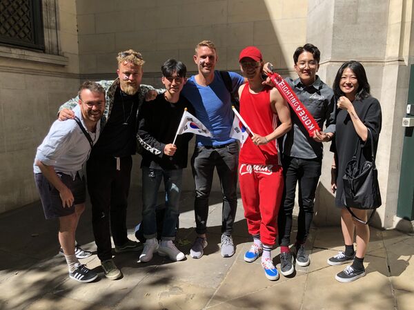 Watching With the World creators with South Korea football fans - Sputnik International