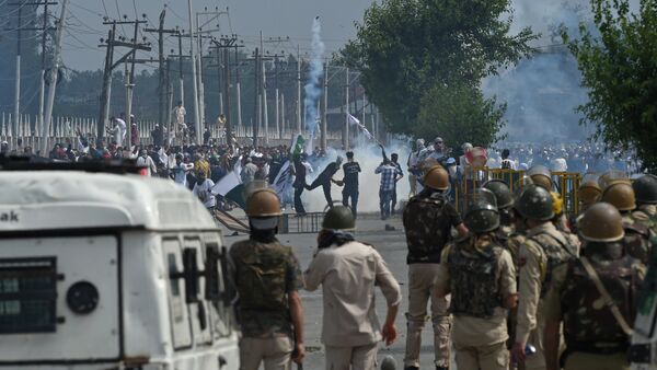 Kashmiri youths throw stones during clashes between protesters and Indian government forces in Srinagar on June 16, 2018 - Sputnik International