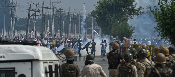 Kashmiri youths throw stones during clashes between protesters and Indian government forces in Srinagar on June 16, 2018 - Sputnik International