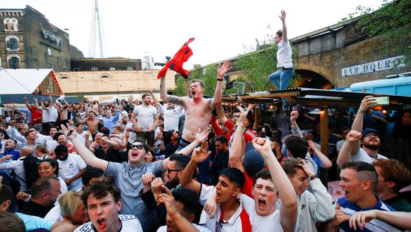 England soccer fans watch the team's first match in the World Cup against Tunisia at Flat Iron Square in London, Britain, June 18, 2018 - Sputnik International