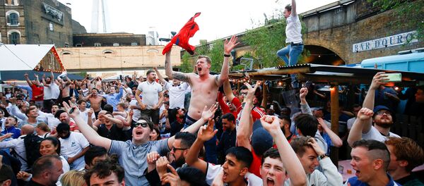 England soccer fans watch the team's first match in the World Cup against Tunisia at Flat Iron Square in London, Britain, June 18, 2018 - Sputnik International