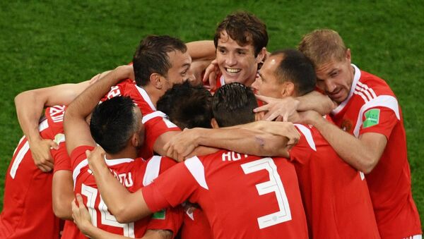 El equipo ruso celebra su gol en el partido contra Egipto - Sputnik International