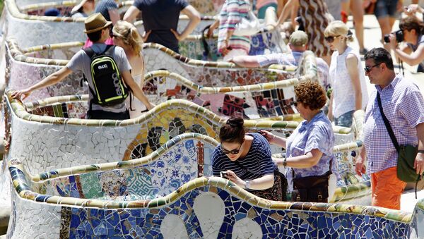 Tourists visit Spanish architect Gaudi's Park Guell in Barcelona on June 28, 2015. - Sputnik International