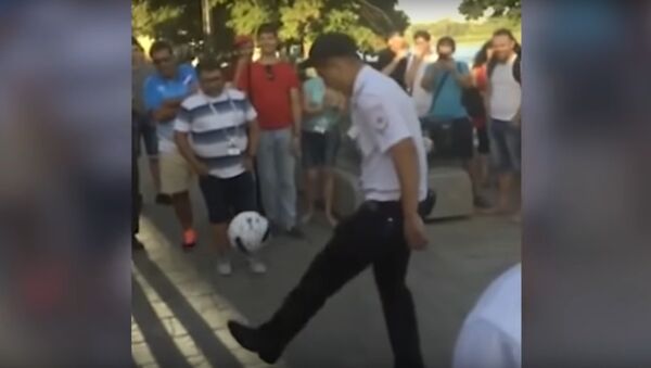 Полицейский в Ростове отчеканил мяч по взрослому - Sputnik International