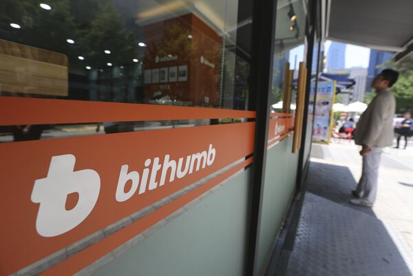 A man watches the prices of bitcoin at Bithumb cryptocurrency exchange in Seoul, South Korea, Wednesday, June 20, 2018 - Sputnik International