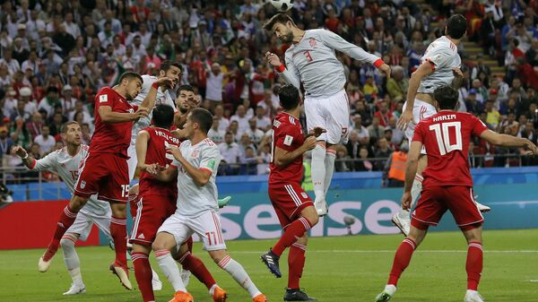 Spain's Gerard Pique, center, jumps for a header during the group B match between Iran and Spain at the 2018 soccer World Cup in the Kazan Arena in Kazan, Russia, Wednesday, June 20, 2018. - Sputnik International