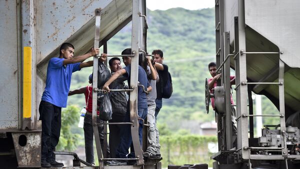 Central American migrants ride the train called The Beast in their attemp to reach the border between Mexico and the United States on September 1, 2014 in Arriaga, Chiapas state, Mexico. - Sputnik International