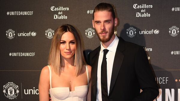 Manchester United's Spanish goalkeeper David de Gea (R) and Edurne Garcia pose on the red carpet as they arrive to attend the United for UNICEF Gala Dinner at Old Trafford in Manchester, north-west England, on November 15, 2017 - Sputnik International