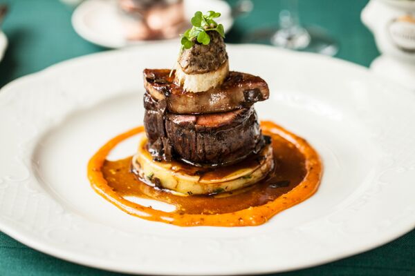 Pushkin’s Beef Rossini with seared foie gras  and truffles in Madeira sauce - Sputnik International
