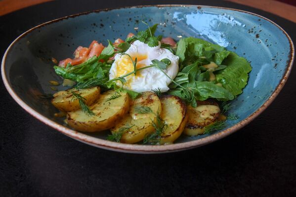 Bureau’s Salmon, poached egg and potato salad - Sputnik International