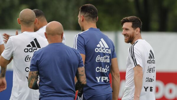Lionel Messi, right, talks to coach Jorge Sampaoli during a training session of Argentina at the 2018 soccer World Cup in Bronnitsy, Russia, Tuesday, June 19, 2018 - Sputnik International